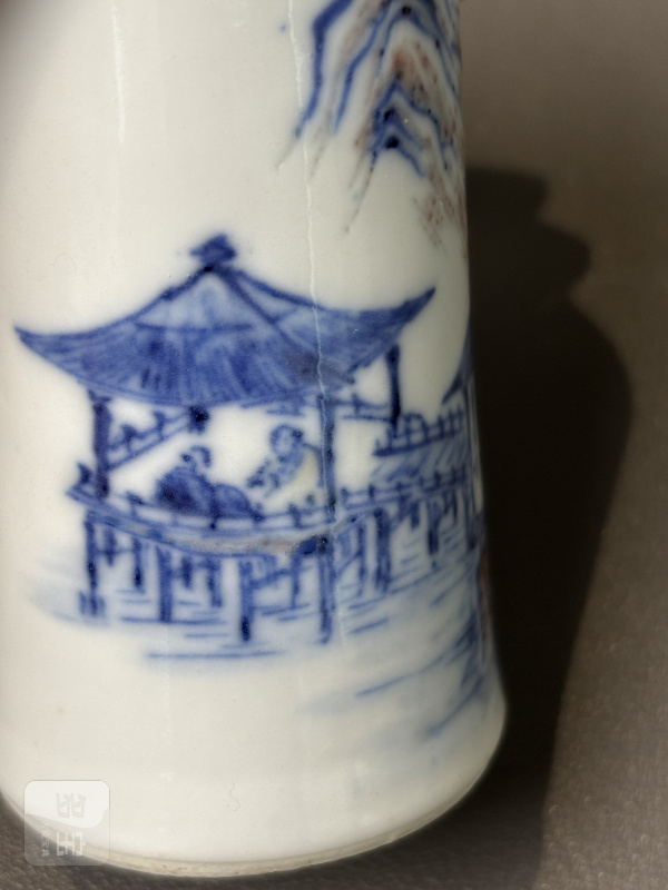 清光绪 青花釉里红山水人物图诗文鼻烟壶（带木底座） - 图13